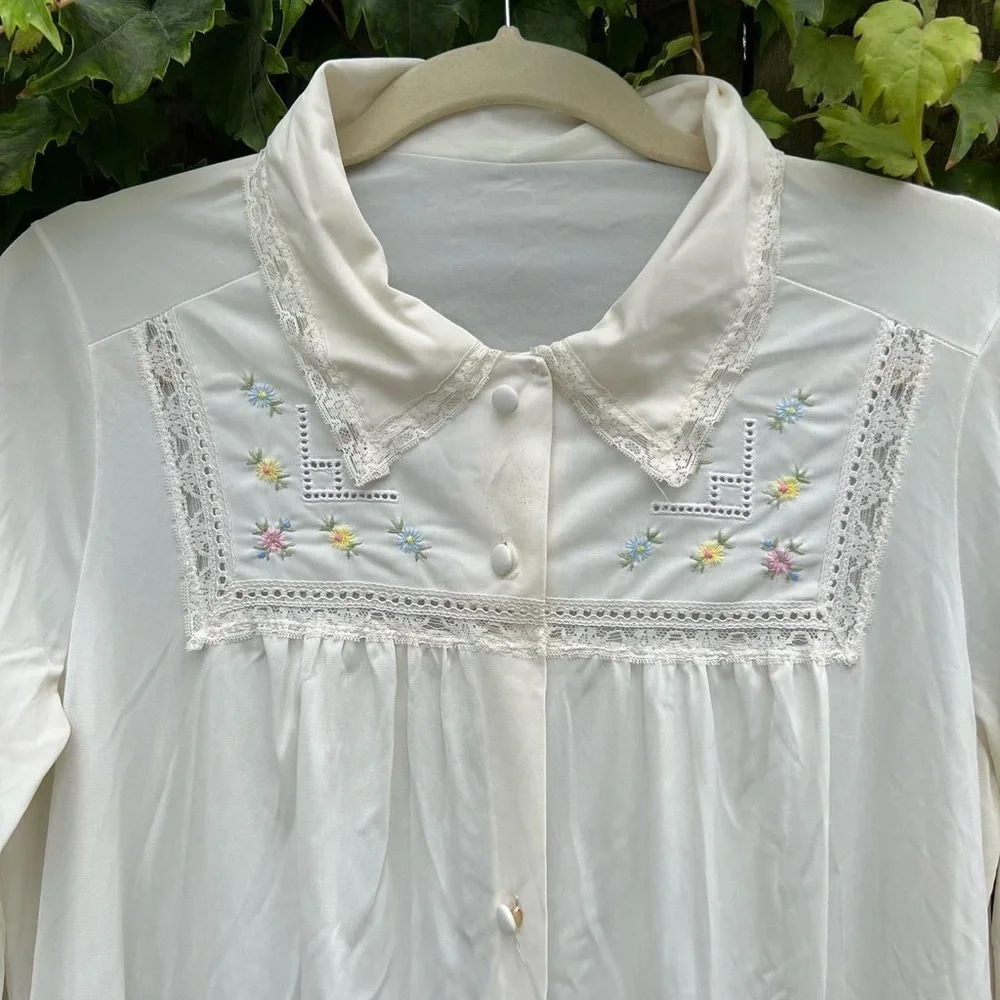 Vintage long sleeved button down floral embroidered nightie - Picture 3 of 4